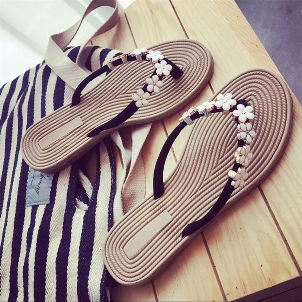 Quality made flip-flops/sandals Beautiful flowers - Picture 4 of 5